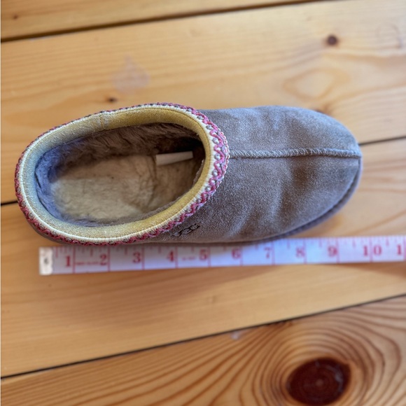 GENTLY USED - UGG Kids Tasman II Slippers - Brown Size 3 - Picture 6 of 8
